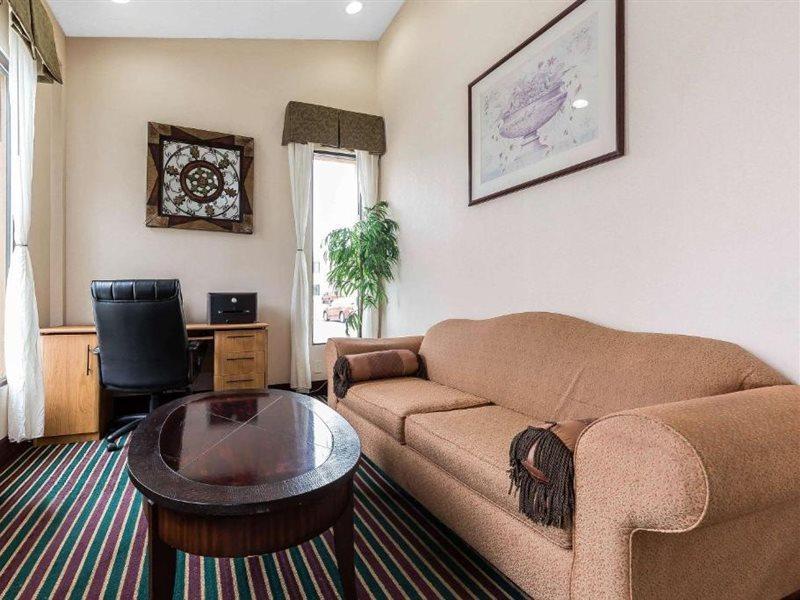 Quality Inn & Suites Bloomington University Area Bagian luar foto