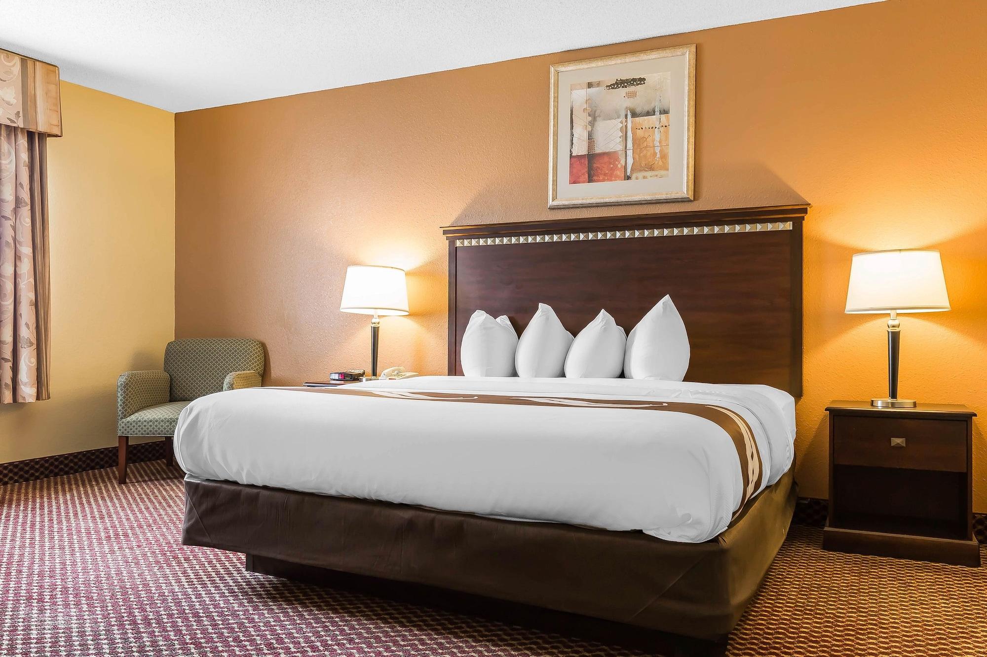 Quality Inn & Suites Bloomington University Area Bagian luar foto