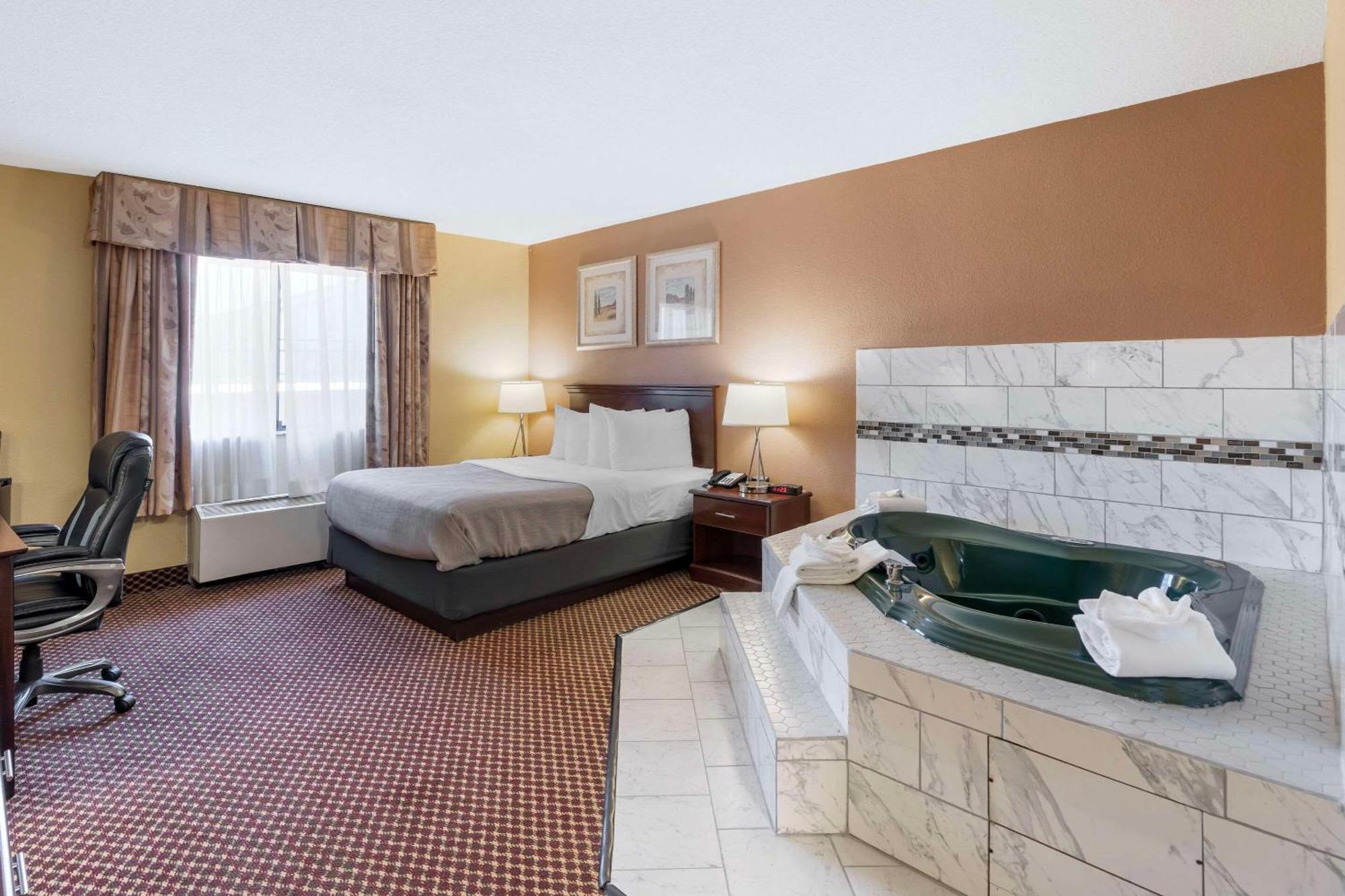 Quality Inn & Suites Bloomington University Area Bagian luar foto