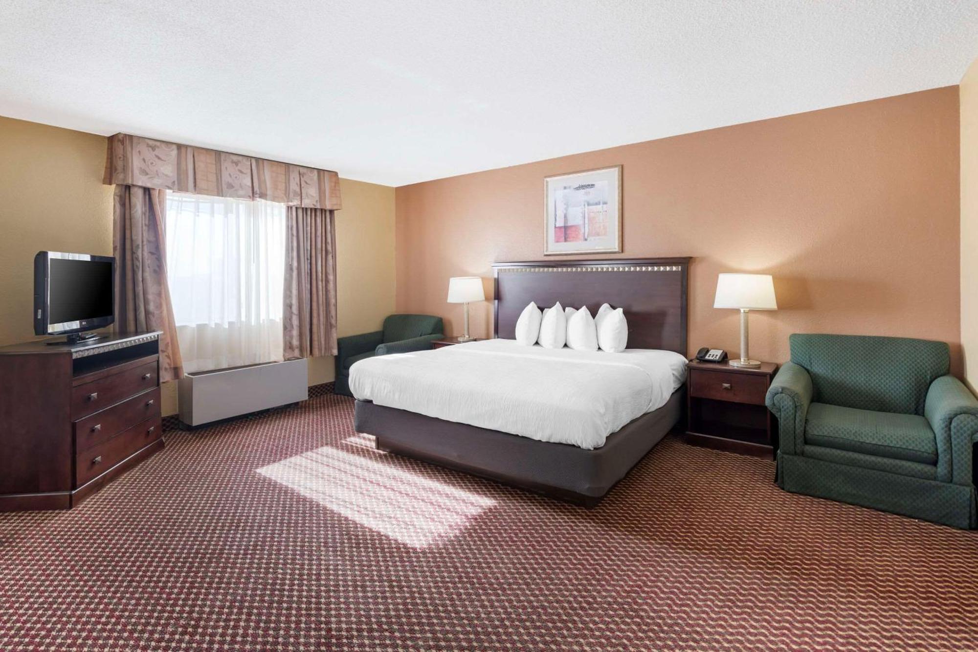 Quality Inn & Suites Bloomington University Area Bagian luar foto