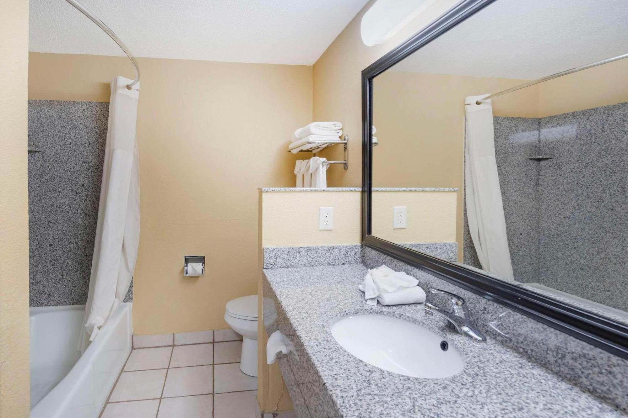 Quality Inn & Suites Bloomington University Area Bagian luar foto