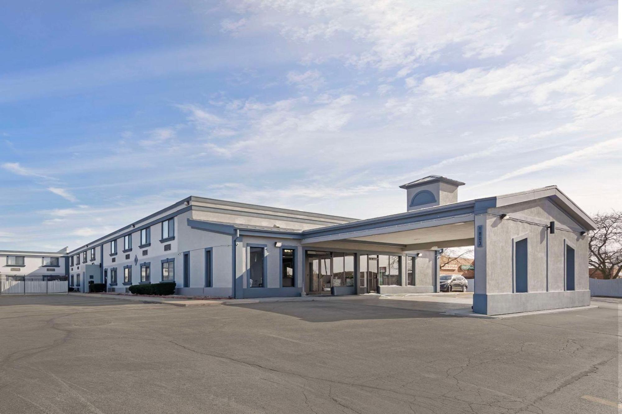 Quality Inn & Suites Bloomington University Area Bagian luar foto