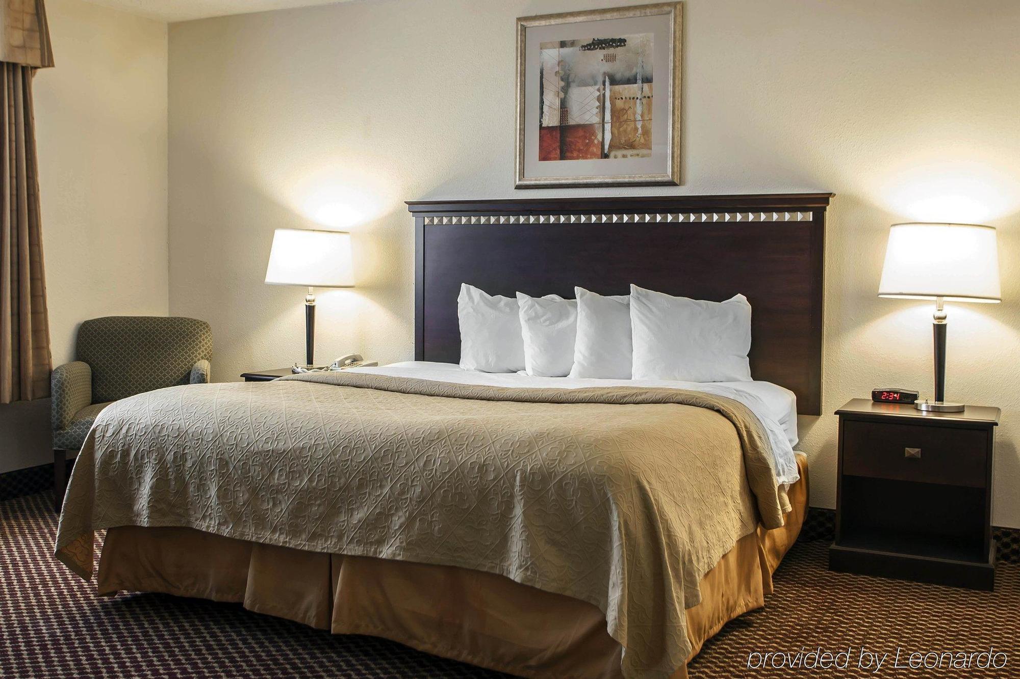 Quality Inn & Suites Bloomington University Area Bagian luar foto