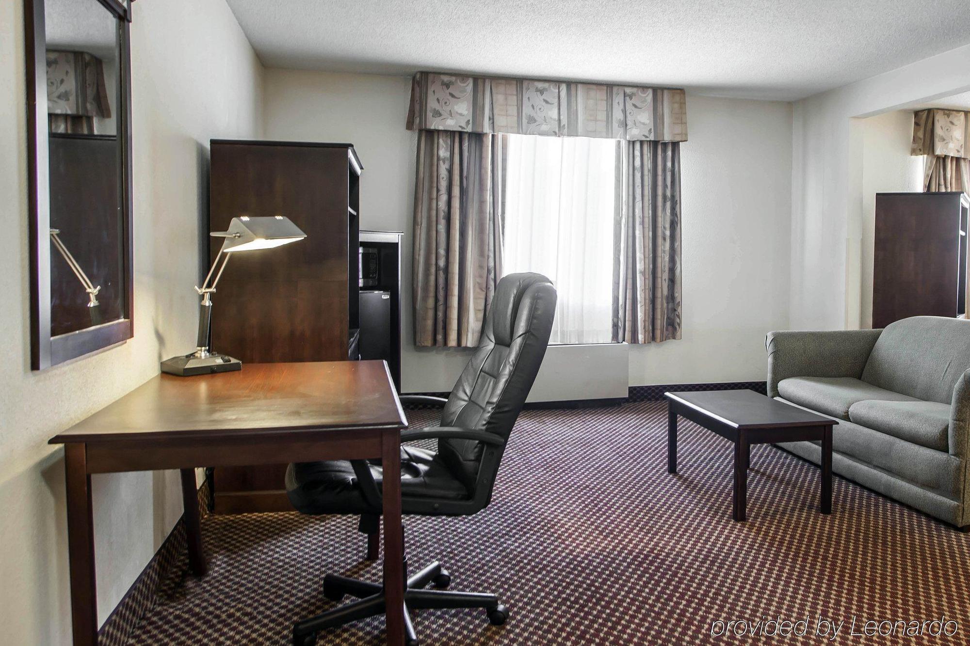 Quality Inn & Suites Bloomington University Area Bagian luar foto