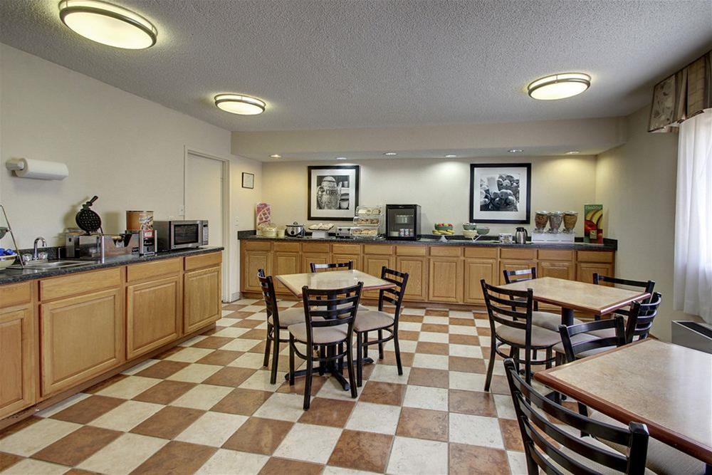 Quality Inn & Suites Bloomington University Area Bagian luar foto