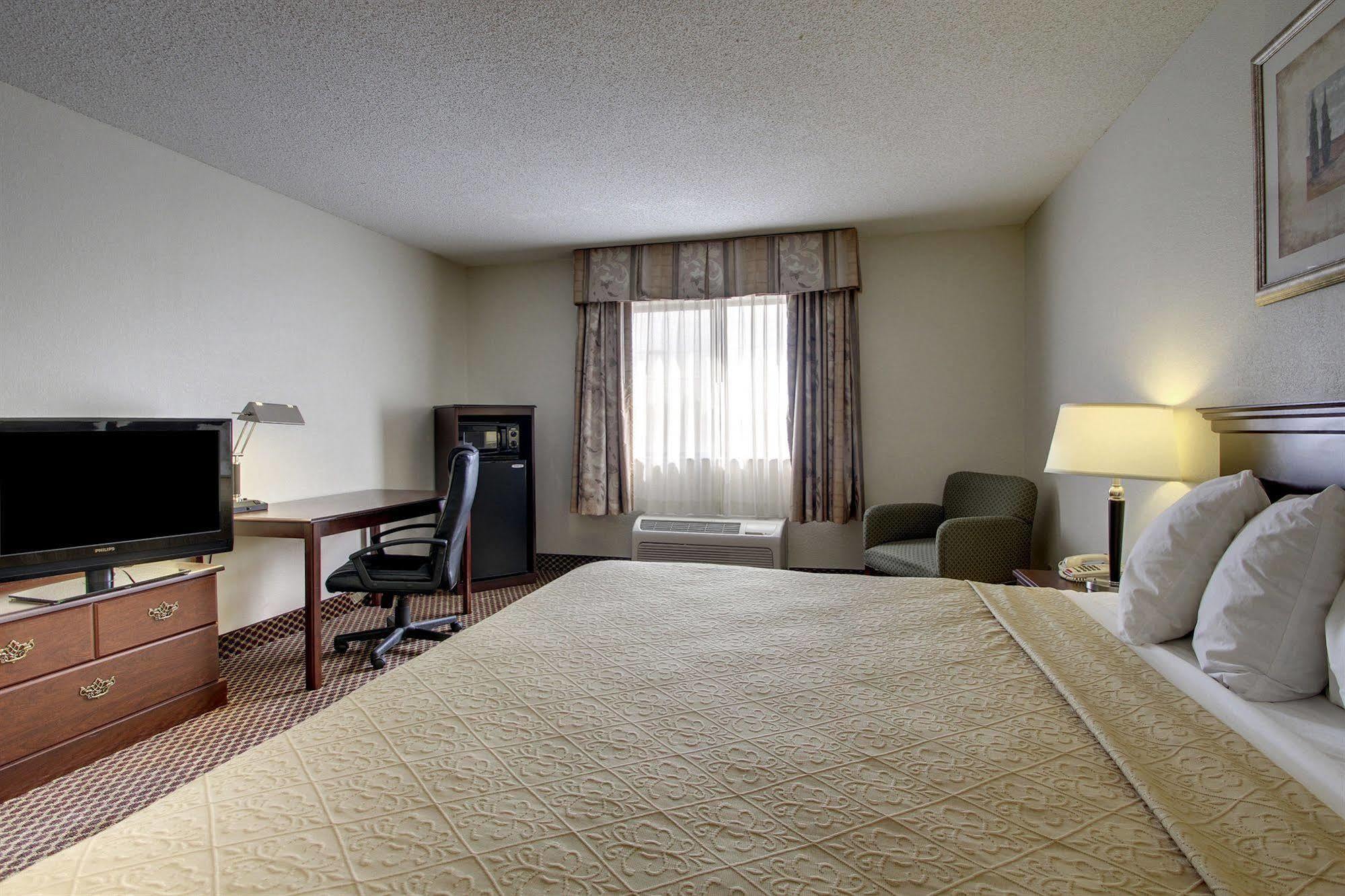 Quality Inn & Suites Bloomington University Area Bagian luar foto